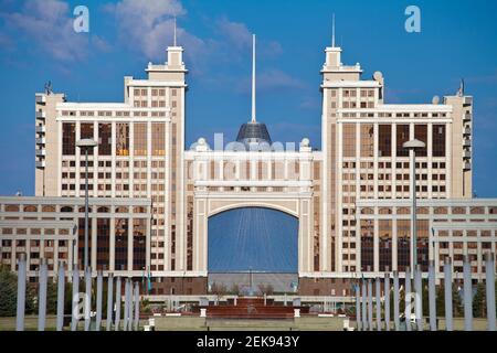 Kasachstan, Astana, KazMunaiGasgebäude das Öl- und Gasministerium beherbergt, dahinter ist Khan Shatyr Einkaufs- und Unterhaltungszentrum Stockfoto