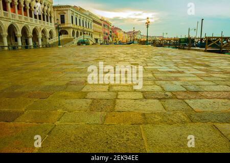 Markusplatz und herzoglicher Palast an der Waterfront in Venedig, Italien. Stockfoto