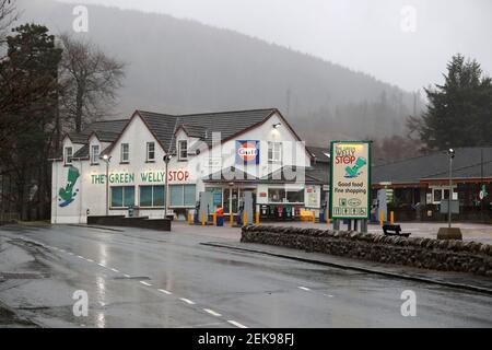 Ein allgemeiner Blick auf den Green Welly Stop in Tyndrum, während Polizeibeamte Plakate und Flugblätter in Tyndrum, Stirlingshire, verteilen und um Informationen über Tony Parsons appellieren, der während der Fahrt von seinem Haus in Tillicoultry, Stirlingshire, nach Fort William im September 2017 verschwand. Die Überreste von Herrn Parsons wurden am 12. Januar in einem abgelegenen Gebiet in der Nähe einer Farm in der Nähe der A82 bei der Brücke von Orchy entdeckt. Bilddatum: Dienstag, 23. Februar 2021. Stockfoto