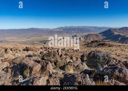 Übersicht vom Monitor Pass in Kalifornien, USA, auffälschiges felsiges Gelände der Sierra Nevada und wolkenloser Himmel Stockfoto