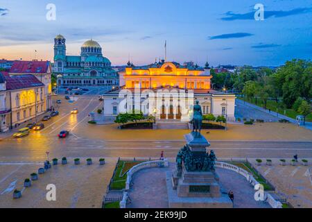 Nachtansicht der Nationalversammlung der Republik Bulgarien und Alexander Nevski Kathedrale in Sofia. Zeichen übersetzt - Einheit macht Macht Stockfoto