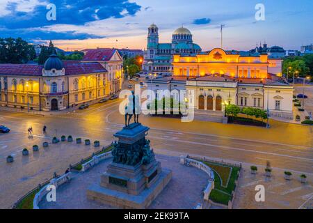 Nachtansicht der Nationalversammlung der Republik Bulgarien und Alexander Nevski Kathedrale in Sofia. Zeichen übersetzt - Einheit macht Macht Stockfoto