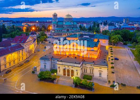 Nachtansicht der Nationalversammlung der Republik Bulgarien und Alexander Nevski Kathedrale in Sofia. Zeichen übersetzt - Einheit macht Macht Stockfoto