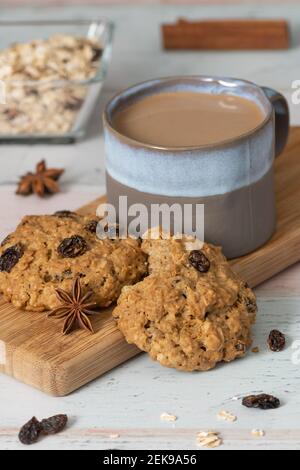 Chocolate Chip und Haferflocken Cookies in Weiß Platte auf Holz- Hintergrund und mit rosa Blume dekoriert - Cookies für Mama am Muttertag top Seitenansicht Stockfoto