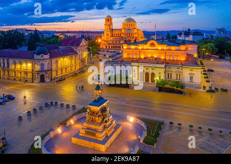 Nachtansicht der Nationalversammlung der Republik Bulgarien und Alexander Nevski Kathedrale in Sofia. Zeichen übersetzt - Einheit macht Macht Stockfoto