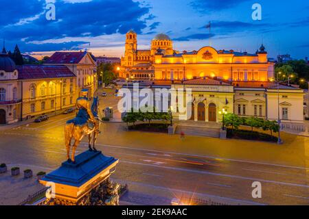 Nachtansicht der Nationalversammlung der Republik Bulgarien und Alexander Nevski Kathedrale in Sofia. Zeichen übersetzt - Einheit macht Macht Stockfoto