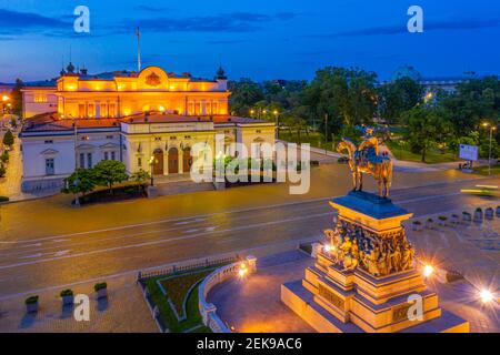 Nachtansicht der Nationalversammlung der Republik Bulgarien in Sofia. Zeichen übersetzt - Einheit macht Macht Stockfoto