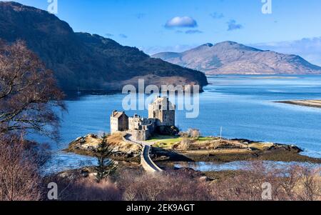 EILEAN DONAN CASTLE LOCH DUICH HIGHLAND SCHOTTLAND DIE KLEINE INSEL UND SCHLOSS MIT EINEM BLAUEN MEER Stockfoto