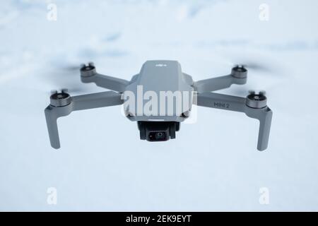 Kharkiv, Ukraine - 21. Februar 2021: DJI Mavic Mini 2 Drohne aus nächster Nähe. Neue Quadcopter-Gadget auf weißem Schnee Winter Hintergrund. Vorderansicht Stockfoto