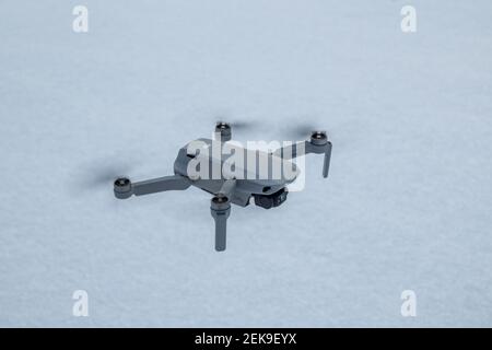 Kharkiv, Ukraine - 21. Februar 2021: DJI Mavic Mini 2 Drohne aus nächster Nähe. Neue Quadcopter-Gadget auf weißem Schnee Winter Hintergrund rechts suchen Stockfoto