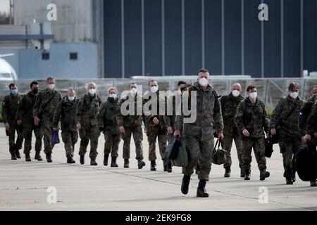 Lissabon, Portugal. Februar 2021, 23rd. Am 23. Februar 2021 treffen medizinische Experten der deutschen Armee auf dem Militärflugstützpunkt Figo Maduro in Lissabon, Portugal, ein. Auf der Grundlage eines bilateralen Abkommens kam am Dienstag ein zweites Team von medizinischen Experten der deutschen Armee nach Portugal, um das seit Februar 3 in Portugal lebende Team zu ersetzen, das das Land bei der Bekämpfung der COVID-19-Pandemie unterstützt. Quelle: Pedro Fiuza/ZUMA Wire/Alamy Live News Stockfoto