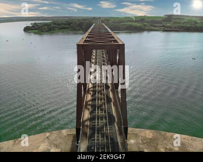 Eisenbahnbrücke über den Fluss Tiete im Bundesstaat Von São Paulo Stockfoto