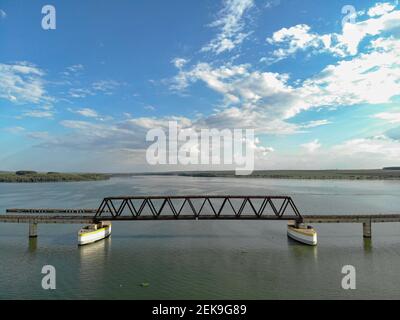 Eisenbahnbrücke über den Fluss Tiete im Bundesstaat Von São Paulo Stockfoto