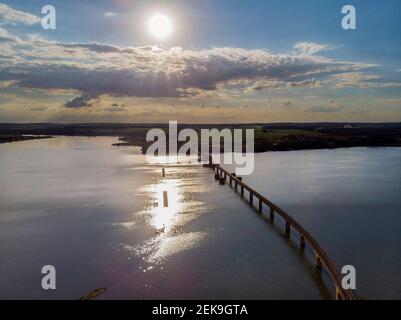 Eisenbahnbrücke über den Fluss Tiete im Bundesstaat Von São Paulo Stockfoto