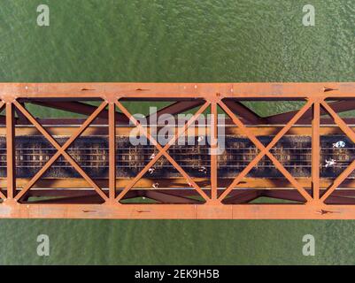 Eisenbahnbrücke über den Fluss Tiete im Bundesstaat Von São Paulo Stockfoto
