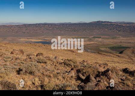 Übersicht vom Monitor Pass in Kalifornien, USA, auffälschiges felsiges Gelände der Sierra Nevada und wolkenloser Himmel Stockfoto