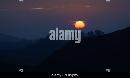 Blauer Sonnenuntergang über Griffith Park, Los Angeles, CA Stockfoto