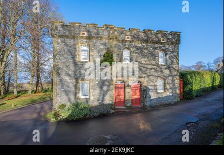 Butler's Lodge in Arundel Park Estate (Schlossanlage). Mitte des 19th. Jahrhunderts denkmalgeschützte Lodge aus Purbeck-Stein in Arundel, West Sussex, Großbritannien. Stockfoto