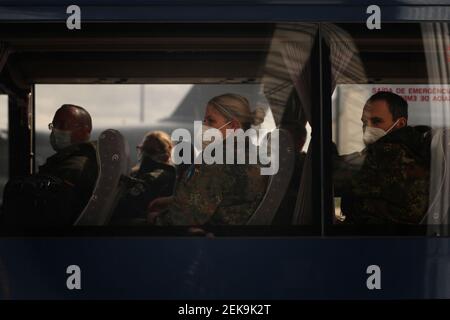 Lissabon, Portugal. Februar 2021, 23rd. Am 23. Februar 2021 werden medizinische Experten der deutschen Armee in einem Bus auf dem Militärflugstützpunkt Figo Maduro in Lissabon, Portugal, gesehen. Auf der Grundlage eines bilateralen Abkommens kam am Dienstag ein zweites Team von medizinischen Experten der deutschen Armee nach Portugal, um das seit Februar 3 in Portugal lebende Team zu ersetzen, das das Land bei der Bekämpfung der COVID-19-Pandemie unterstützt. Quelle: Pedro Fiuza/ZUMA Wire/Alamy Live News Stockfoto