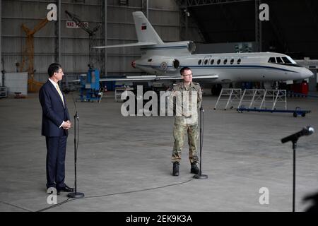 Lissabon, Portugal. Februar 2021, 23rd. Der deutsche Botschafter in Portugal, Martin Ney (L), und der medizinische Experte der deutschen Armee, Dr. Weisel, halten am 23. Februar 2021 eine gemeinsame Pressekonferenz auf dem Militärflugstützpunkt Figo Maduro in Lissabon, Portugal, ab. Auf der Grundlage eines bilateralen Abkommens kam am Dienstag ein zweites Team von medizinischen Experten der deutschen Armee nach Portugal, um das seit Februar 3 in Portugal lebende Team zu ersetzen, das das Land bei der Bekämpfung der COVID-19-Pandemie unterstützt. Quelle: Pedro Fiuza/ZUMA Wire/Alamy Live News Stockfoto