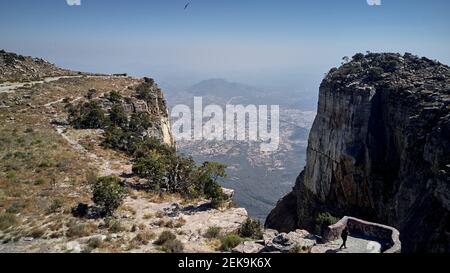 Blick vom Berg Tundavala auf die Stadt Tundavala, Lubango, Angola. Stockfoto