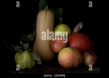 Stillleben von frischen Äpfeln, Quitten, roten Kuri-Squashes und Butternut-Squashes Stockfoto