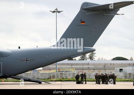 Lissabon, Portugal. Februar 2021, 23rd. Ein Airbus der deutschen Luftwaffe A400M-180, der medizinische Experten der deutschen Armee transportiert, trifft am 23. Februar 2021 auf dem Militärflugplatz Figo Maduro in Lissabon, Portugal, ein. Auf der Grundlage eines bilateralen Abkommens kam am Dienstag ein zweites Team von medizinischen Experten der deutschen Armee nach Portugal, um das seit Februar 3 in Portugal lebende Team zu ersetzen, das das Land bei der Bekämpfung der COVID-19-Pandemie unterstützt. Quelle: Pedro Fiuza/ZUMA Wire/Alamy Live News Stockfoto