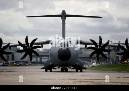 Lissabon, Portugal. Februar 2021, 23rd. Ein Airbus der deutschen Luftwaffe A400M-180, der medizinische Experten der deutschen Armee transportiert, trifft am 23. Februar 2021 auf dem Militärflugplatz Figo Maduro in Lissabon, Portugal, ein. Auf der Grundlage eines bilateralen Abkommens kam am Dienstag ein zweites Team von medizinischen Experten der deutschen Armee nach Portugal, um das seit Februar 3 in Portugal lebende Team zu ersetzen, das das Land bei der Bekämpfung der COVID-19-Pandemie unterstützt. Quelle: Pedro Fiuza/ZUMA Wire/Alamy Live News Stockfoto