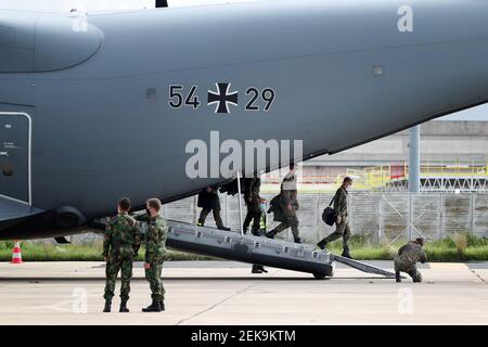 Lissabon, Portugal. Februar 2021, 23rd. Am 23. Februar 2021 steigen deutsche Armeemediziner auf dem Militärflugplan Figo Maduro in Lissabon, Portugal, aus. Auf der Grundlage eines bilateralen Abkommens kam am Dienstag ein zweites Team von medizinischen Experten der deutschen Armee nach Portugal, um das seit Februar 3 in Portugal lebende Team zu ersetzen, das das Land bei der Bekämpfung der COVID-19-Pandemie unterstützt. Quelle: Pedro Fiuza/ZUMA Wire/Alamy Live News Stockfoto