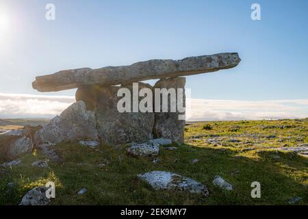 Poulnabrone Dolmen an Land gegen blauen Himmel während sonnigen Tages, Clare, Irland Stockfoto