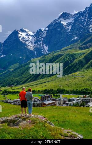 Italien, Valtournenche, Mann und Frau bewundern die Landschaft rund um Breuil-Cervinia Resort im Frühjahr Stockfoto