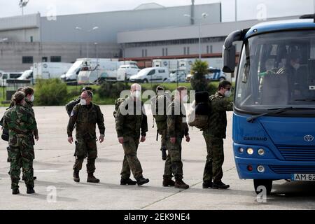 Lissabon, Portugal. Februar 2021, 23rd. Am 23. Februar 2021 steigen deutsche Armeemediziner in einen Bus auf dem Militärflugstützpunkt Figo Maduro in Lissabon, Portugal, ein. Auf der Grundlage eines bilateralen Abkommens kam am Dienstag ein zweites Team von medizinischen Experten der deutschen Armee nach Portugal, um das seit Februar 3 in Portugal lebende Team zu ersetzen, das das Land bei der Bekämpfung der COVID-19-Pandemie unterstützt. Quelle: Pedro Fiuza/ZUMA Wire/Alamy Live News Stockfoto