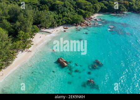 Seychellen, Praslin Island, Luftblick auf den Sandstrand von Anse Lazio mit kristallklarem türkisfarbenem Meer Stockfoto