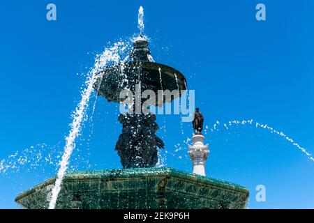 Portugal, Lissabon, Rossio, Brunnen auf Praca Dom Pedro IV mit Pedro IV Säule im Hintergrund Stockfoto