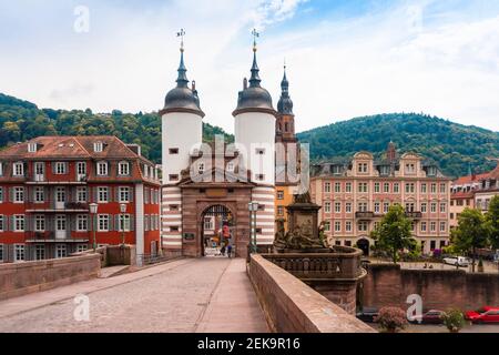 Deutschland, Baden-Württemberg, Heidelberg, Karl-Theodor-Brücke und Bruckentor Stockfoto