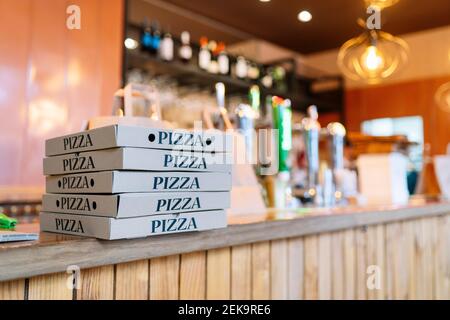 Stapel von Pizzakisten auf der Theke im Restaurant Stockfoto