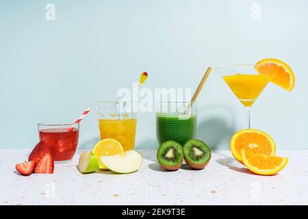 Gesunde Fruchtsäfte auf Terrazzo-Marmor an der Wand zu Hause Stockfoto