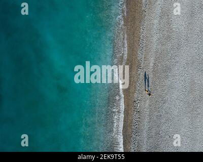 Georgien, Abchasien, Gagra, Luftbild der Schwarzmeerküste und Menschen am Strand Stockfoto