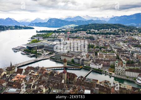Schweiz, Luzern, Luftansicht der Stadt in der Nähe von Bergen und See Stockfoto