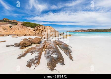 Felsformationen am Sandstrand und türkisfarbenem Meer, Cape Le Grand National Park, Australien Stockfoto