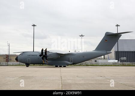 Lissabon, Portugal. Februar 2021, 23rd. Ein Airbus der deutschen Luftwaffe A400M-180, der medizinische Experten der deutschen Armee transportiert, trifft am 23. Februar 2021 auf dem Militärflugplatz Figo Maduro in Lissabon, Portugal, ein. Auf der Grundlage eines bilateralen Abkommens kam am Dienstag ein zweites Team von medizinischen Experten der deutschen Armee nach Portugal, um das seit Februar 3 in Portugal lebende Team zu ersetzen, das das Land bei der Bekämpfung der COVID-19-Pandemie unterstützt. Quelle: Pedro Fiuza/ZUMA Wire/Alamy Live News Stockfoto