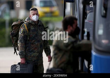 Lissabon, Portugal. Februar 2021, 23rd. Am 23. Februar 2021 steigen deutsche Armeemediziner in einen Bus auf dem Militärflugstützpunkt Figo Maduro in Lissabon, Portugal, ein. Auf der Grundlage eines bilateralen Abkommens kam am Dienstag ein zweites Team von medizinischen Experten der deutschen Armee nach Portugal, um das seit Februar 3 in Portugal lebende Team zu ersetzen, das das Land bei der Bekämpfung der COVID-19-Pandemie unterstützt. Quelle: Pedro Fiuza/ZUMA Wire/Alamy Live News Stockfoto