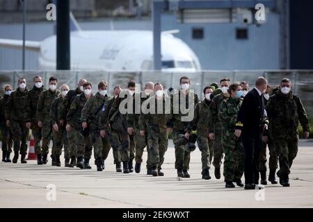 Lissabon, Portugal. Februar 2021, 23rd. Am 23. Februar 2021 treffen medizinische Experten der deutschen Armee auf dem Militärflugstützpunkt Figo Maduro in Lissabon, Portugal, ein. Auf der Grundlage eines bilateralen Abkommens kam am Dienstag ein zweites Team von medizinischen Experten der deutschen Armee nach Portugal, um das seit Februar 3 in Portugal lebende Team zu ersetzen, das das Land bei der Bekämpfung der COVID-19-Pandemie unterstützt. Quelle: Pedro Fiuza/ZUMA Wire/Alamy Live News Stockfoto