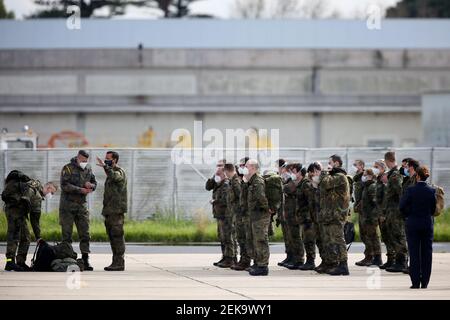 Lissabon, Portugal. Februar 2021, 23rd. Am 23. Februar 2021 treffen medizinische Experten der deutschen Armee auf dem Militärflugstützpunkt Figo Maduro in Lissabon, Portugal, ein. Auf der Grundlage eines bilateralen Abkommens kam am Dienstag ein zweites Team von medizinischen Experten der deutschen Armee nach Portugal, um das seit Februar 3 in Portugal lebende Team zu ersetzen, das das Land bei der Bekämpfung der COVID-19-Pandemie unterstützt. Quelle: Pedro Fiuza/ZUMA Wire/Alamy Live News Stockfoto