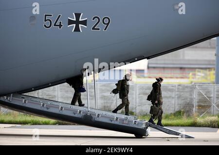 Lissabon, Portugal. Februar 2021, 23rd. Am 23. Februar 2021 steigen deutsche Armeemediziner auf dem Militärflugplan Figo Maduro in Lissabon, Portugal, aus. Auf der Grundlage eines bilateralen Abkommens kam am Dienstag ein zweites Team von medizinischen Experten der deutschen Armee nach Portugal, um das seit Februar 3 in Portugal lebende Team zu ersetzen, das das Land bei der Bekämpfung der COVID-19-Pandemie unterstützt. Quelle: Pedro Fiuza/ZUMA Wire/Alamy Live News Stockfoto