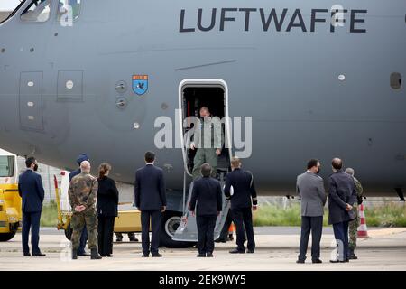 Lissabon, Portugal. Februar 2021, 23rd. Portugiesische Beamte begrüßen medizinische Experten der deutschen Armee am 23. Februar 2021 auf dem Militärflugstützpunkt Figo Maduro in Lissabon, Portugal. Auf der Grundlage eines bilateralen Abkommens kam am Dienstag ein zweites Team von medizinischen Experten der deutschen Armee nach Portugal, um das seit Februar 3 in Portugal lebende Team zu ersetzen, das das Land bei der Bekämpfung der COVID-19-Pandemie unterstützt. Quelle: Pedro Fiuza/ZUMA Wire/Alamy Live News Stockfoto
