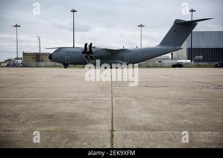 Lissabon, Portugal. Februar 2021, 23rd. Ein Airbus der deutschen Luftwaffe A400M-180, der medizinische Experten der deutschen Armee transportiert, trifft am 23. Februar 2021 auf dem Militärflugplatz Figo Maduro in Lissabon, Portugal, ein. Auf der Grundlage eines bilateralen Abkommens kam am Dienstag ein zweites Team von medizinischen Experten der deutschen Armee nach Portugal, um das seit Februar 3 in Portugal lebende Team zu ersetzen, das das Land bei der Bekämpfung der COVID-19-Pandemie unterstützt. Quelle: Pedro Fiuza/ZUMA Wire/Alamy Live News Stockfoto