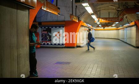 Leute, die von der Mexico City U-Bahn aus auf den Korridoren laufen Stockfoto