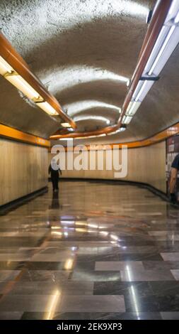 Langer beleuchteter Korridor von der Mexico City U-Bahn Stockfoto