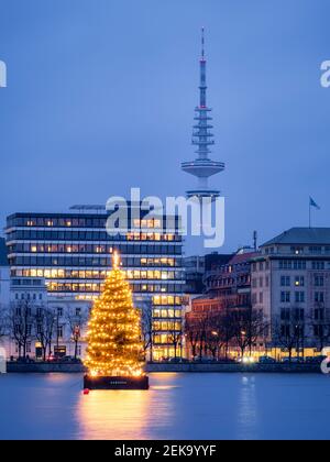 Deutschland, Hamburg, Binnenalster, Heinrich-Hertz-Turm, See- und Stadtblick mit Weihnachtsschmuck Stockfoto